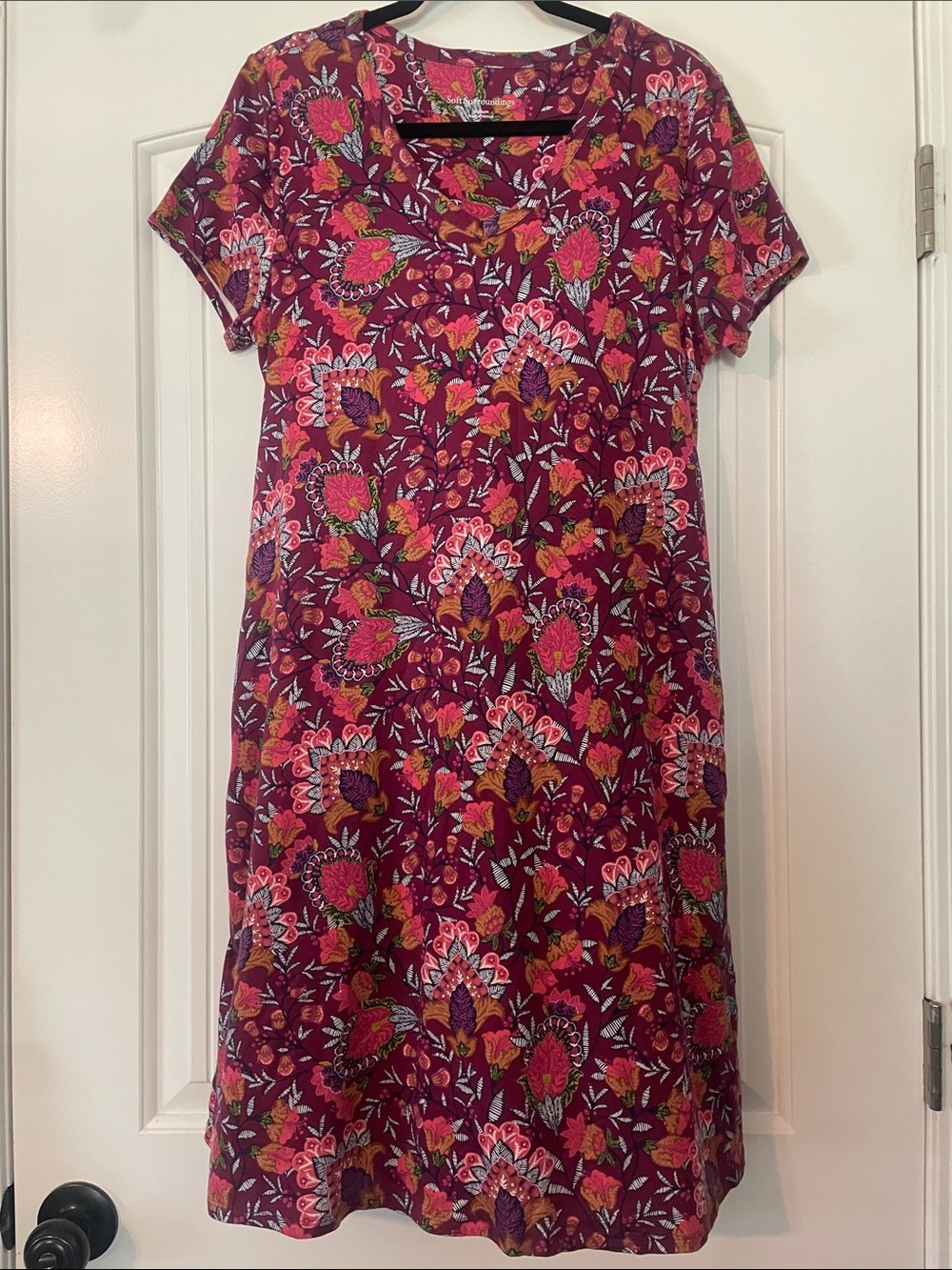 Floral Short-Sleeve V-Neck Shift Dress in Burgundy
